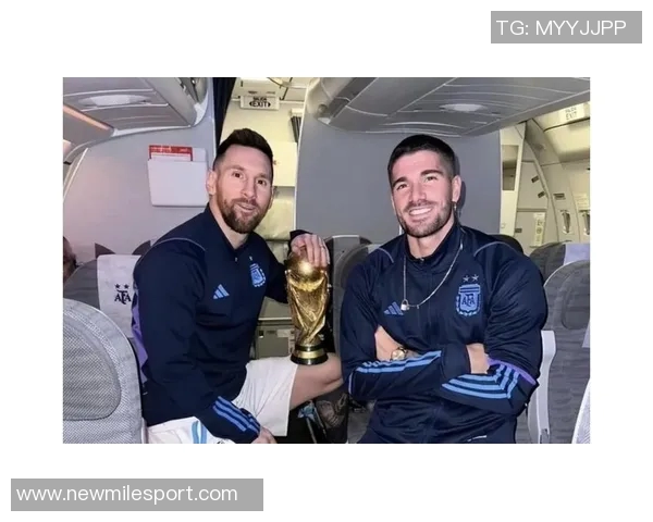 德保罗与梅西庆祝合照分享期待最后一步共同努力实现目标