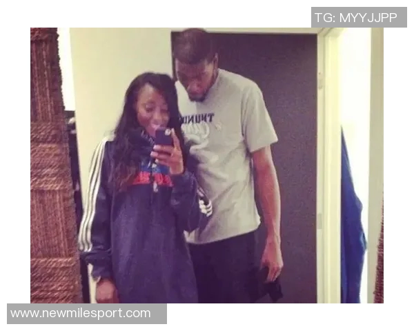 杜兰特与美女记者互动频频邀请共赏比赛后共享烧烤时光